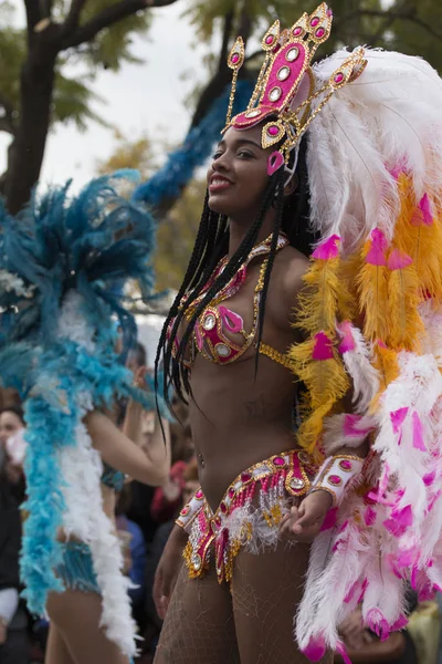 Loule, Portekiz - Şubat 2018: Renkli karnaval geçit festival katılımcıları Loule City, Portekiz.