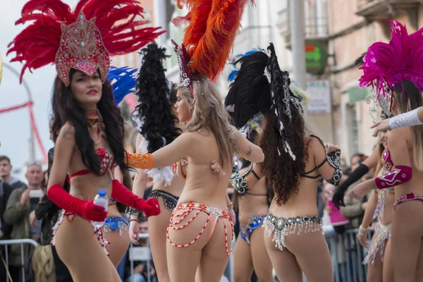 Loule, Portekiz - Şubat 2018: Renkli karnaval geçit festival katılımcıları Loule City, Portekiz.