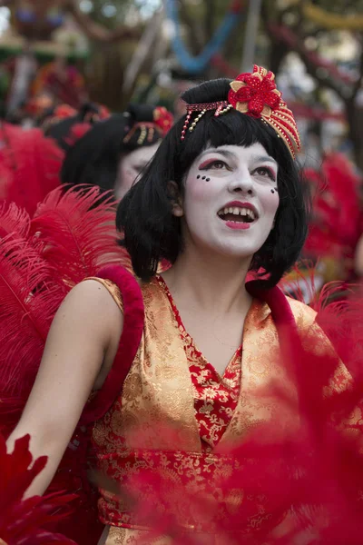 Loule, Portekiz - Şubat 2018: Renkli karnaval geçit festival katılımcıları Loule City, Portekiz.