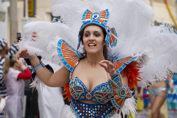 Loule, Portekiz - Şubat 2018: Renkli karnaval geçit festival katılımcıları Loule City, Portekiz.