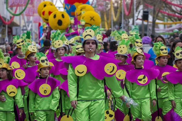 Loule, Portekiz - Şubat 2018: Renkli karnaval (Carnaval) geçit festival katılımcıları Loule City, Portekiz.