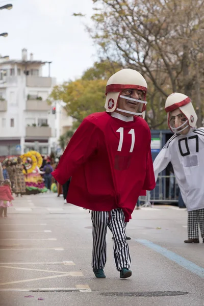 Loule, Portekiz - Şubat 2018: Renkli karnaval (Carnaval) geçit festival katılımcıları Loule City, Portekiz.