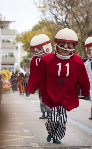 Loule, Portekiz - Şubat 2018: Renkli karnaval (Carnaval) geçit festival katılımcıları Loule City, Portekiz.