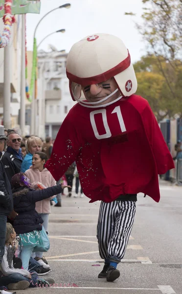 Loule, Portekiz - Şubat 2018: Renkli karnaval (Carnaval) geçit festival katılımcıları Loule City, Portekiz.