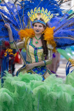 Loule, Portekiz - Şubat 2018: Renkli karnaval (Carnaval) geçit festival katılımcıları Loule City, Portekiz.