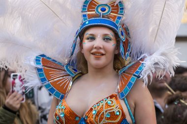 Loule, Portekiz - Şubat 2018: Renkli karnaval (Carnaval) geçit festival katılımcıları Loule City, Portekiz.