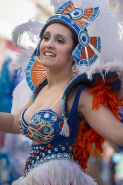 Loule, Portekiz - Şubat 2018: Renkli karnaval (Carnaval) geçit festival katılımcıları Loule City, Portekiz.
