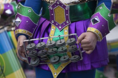 Loule, Portekiz - Şubat 2018: Renkli karnaval geçit festival katılımcıları Loule City, Portekiz 
