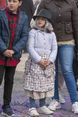 Loule, Portekiz - Şubat 2018: Renkli karnaval geçit festival katılımcıları Loule City, Portekiz 
