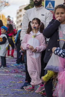 Loule, Portekiz - Şubat 2018: Renkli karnaval geçit festival katılımcıları Loule City, Portekiz 