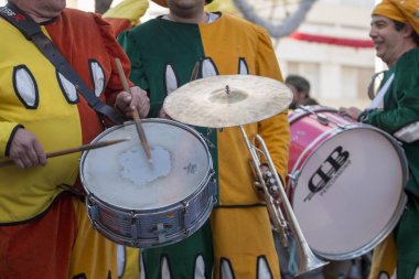 Loule, Portekiz - Şubat 2018: Renkli karnaval geçit festival katılımcıları Loule City, Portekiz 