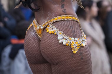 Loule, Portekiz - Şubat 2018: Renkli karnaval geçit festival katılımcıları Loule City, Portekiz 