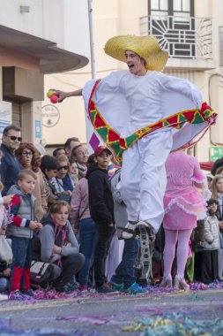Loule, Portekiz - Şubat 2018: Renkli karnaval geçit festival katılımcıları Loule City, Portekiz 