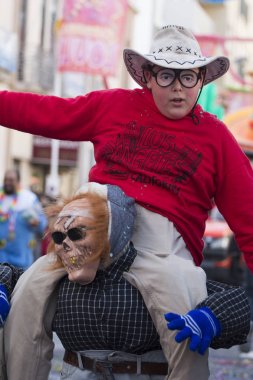 Loule, Portekiz - Şubat 2018: Renkli karnaval geçit festival katılımcıları Loule City, Portekiz 