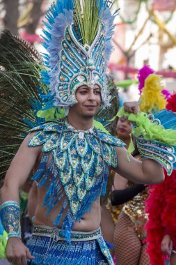 Loule, Portekiz - Şubat 2018: Renkli karnaval geçit festival katılımcıları Loule City, Portekiz 