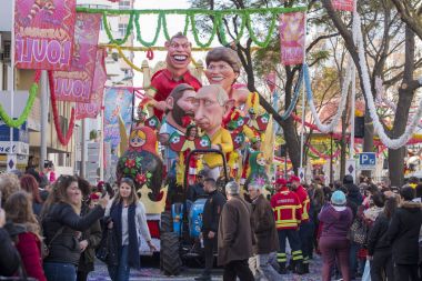 Loule, Portekiz - Şubat 2018: Renkli karnaval (Carnaval) geçit 