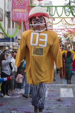 Loule, Portekiz - Şubat 2018: Renkli karnaval (Carnaval) geçit 