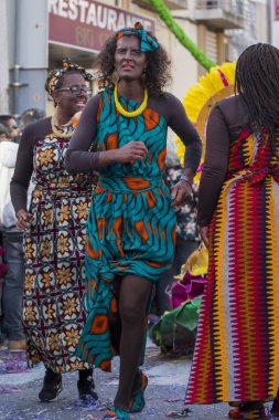 Loule, Portekiz - Şubat 2018: Renkli karnaval (Carnaval) geçit 