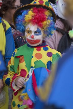 Loule, Portekiz - Şubat 2018: Renkli karnaval (Carnaval) geçit 