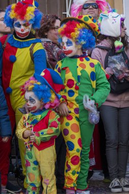 Loule, Portekiz - Şubat 2018: Renkli karnaval (Carnaval) geçit 
