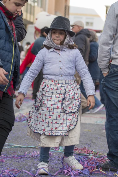 Loule, Portekiz - Şubat 2018: Renkli karnaval geçit festival katılımcıları Loule City, Portekiz 