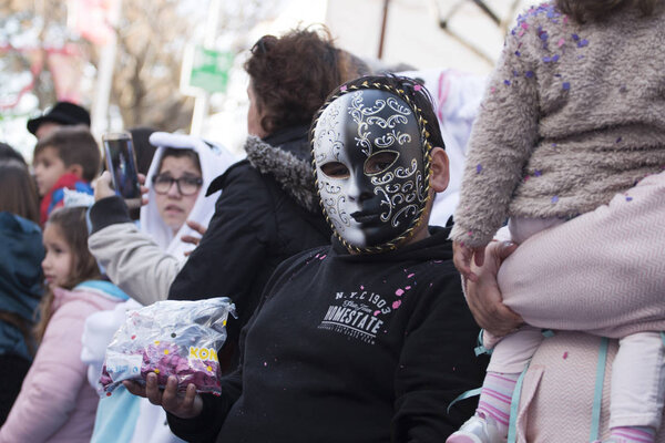 LOULE, PORTUGAL - FEBRUARY 2018: Участники фестиваля "Красочный карнавал" в городе Луле, Португалия
 