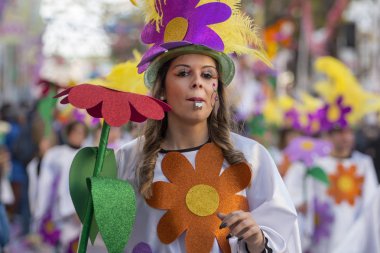 Loule, Portekiz - Şubat 2018: Renkli karnaval (Carnaval) geçit festival katılımcıları Loule City, Portekiz.
