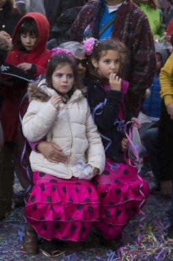Loule, Portekiz - Şubat 2018: Renkli karnaval (Carnaval) geçit festival katılımcıları Loule City, Portekiz.