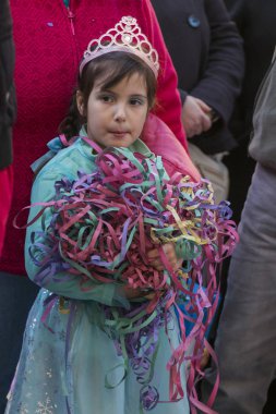 Loule, Portekiz - Şubat 2018: Renkli karnaval (Carnaval) geçit festival katılımcıları Loule City, Portekiz.