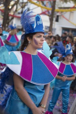 Loule, Portekiz - Şubat 2018: Renkli karnaval (Carnaval) geçit festival katılımcıları Loule City, Portekiz.