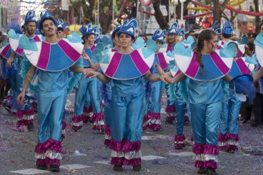 Loule, Portekiz - Şubat 2018: Renkli karnaval (Carnaval) geçit festival katılımcıları Loule City, Portekiz.