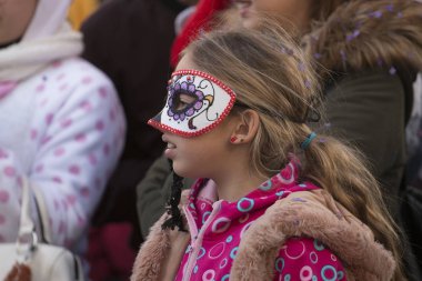 Loule, Portekiz - Şubat 2018: Renkli karnaval (Carnaval) geçit festival katılımcıları Loule City, Portekiz.