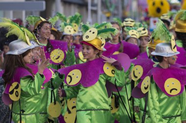 Loule, Portekiz - Şubat 2018: Renkli karnaval (Carnaval) geçit festival katılımcıları Loule City, Portekiz.