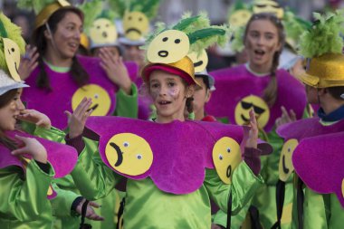 Loule, Portekiz - Şubat 2018: Renkli karnaval (Carnaval) geçit festival katılımcıları Loule City, Portekiz.