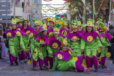 Loule, Portekiz - Şubat 2018: Renkli karnaval (Carnaval) geçit festival katılımcıları Loule City, Portekiz.