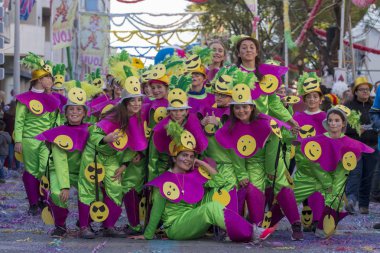 Loule, Portekiz - Şubat 2018: Renkli karnaval (Carnaval) geçit festival katılımcıları Loule City, Portekiz.
