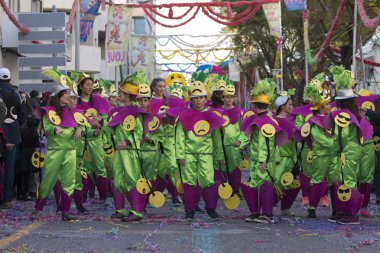 Loule, Portekiz - Şubat 2018: Renkli karnaval (Carnaval) geçit festival katılımcıları Loule City, Portekiz.