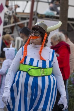 Loule, Portekiz - Şubat 2018: Renkli karnaval (Carnaval) geçit festival katılımcıları Loule City, Portekiz.