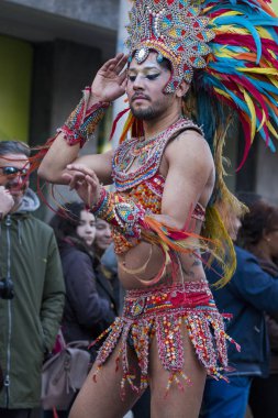 Loule, Portekiz - Şubat 2018: Renkli karnaval (Carnaval) geçit festival katılımcıları Loule City, Portekiz.