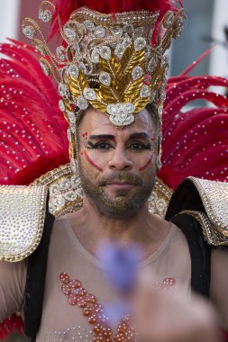 Loule, Portekiz - Şubat 2018: Renkli karnaval (Carnaval) geçit festival katılımcıları Loule City, Portekiz.