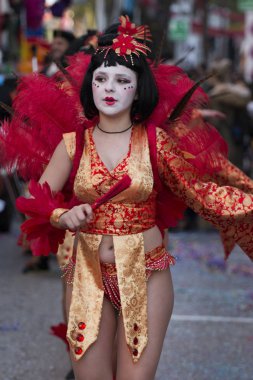Loule, Portekiz - Şubat 2018: Renkli karnaval (Carnaval) geçit festival katılımcıları Loule City, Portekiz.