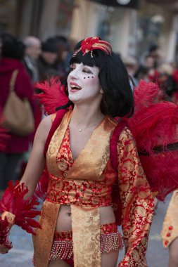 Loule, Portekiz - Şubat 2018: Renkli karnaval (Carnaval) geçit festival katılımcıları Loule City, Portekiz.