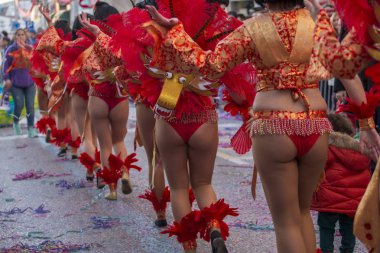 Loule, Portekiz - Şubat 2018: dans renkli karnaval (Carnaval) geçit festival famel katılımcı.