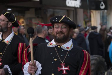 Loule, Portekiz - Şubat 2018: Renkli karnaval (Carnaval) geçit festival katılımcıları Loule City, Portekiz.