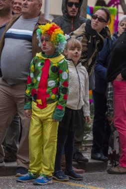 Loule, Portekiz - Şubat 2018: Renkli karnaval geçit festival katılımcıları Loule City, Portekiz 