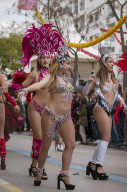 Loule, Portekiz - Şubat 2018: Renkli karnaval (Carnaval) geçit festival katılımcıları Loule City, Portekiz.