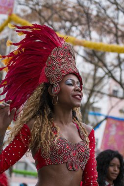 Loule, Portekiz - Şubat 2018: Renkli karnaval (Carnaval) geçit festival katılımcıları Loule City, Portekiz.