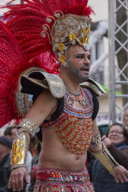 Loule, Portekiz - Şubat 2018: Renkli karnaval (Carnaval) geçit festival katılımcıları Loule City, Portekiz.