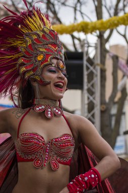 Loule, Portekiz - Şubat 2018: Renkli karnaval (Carnaval) geçit festival katılımcıları Loule City, Portekiz.