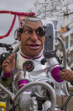 Loule, Portekiz - Şubat 2018: Renkli karnaval (Carnaval) geçit festival karakterlerde Loule şehir, Portekiz.